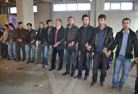 Hakkari'nin Yüksekova ilçesinde 103-04-12.2011 Aralık. Dünya evine giren bazı çiftlerimizi sizler için sayfamıza taşıdık. Yüksekova Güncel ailesi olarak tüm çiftlerimize mutluluklar dileriz.
