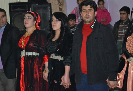 Hakkari'nin Yüksekova ilçesinde 103-04-12.2011 Aralık. Dünya evine giren bazı çiftlerimizi sizler için sayfamıza taşıdık. Yüksekova Güncel ailesi olarak tüm çiftlerimize mutluluklar dileriz.