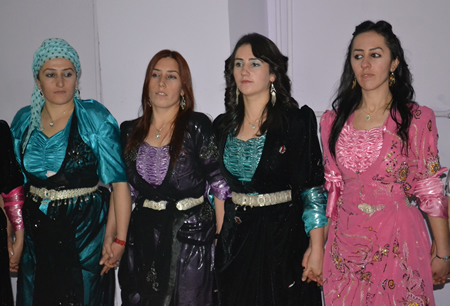 Hakkari'nin Yüksekova ilçesinde 103-04-12.2011 Aralık. Dünya evine giren bazı çiftlerimizi sizler için sayfamıza taşıdık. Yüksekova Güncel ailesi olarak tüm çiftlerimize mutluluklar dileriz.