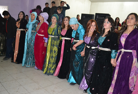 Hakkari'nin Yüksekova ilçesinde 103-04-12.2011 Aralık. Dünya evine giren bazı çiftlerimizi sizler için sayfamıza taşıdık. Yüksekova Güncel ailesi olarak tüm çiftlerimize mutluluklar dileriz.