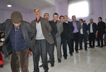 Hakkari'nin Yüksekova ilçesinde 103-04-12.2011 Aralık. Dünya evine giren bazı çiftlerimizi sizler için sayfamıza taşıdık. Yüksekova Güncel ailesi olarak tüm çiftlerimize mutluluklar dileriz.
