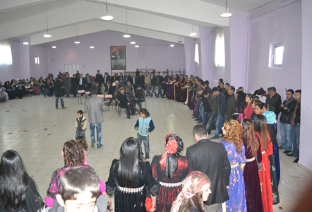 Hakkari'nin Yüksekova ilçesinde 103-04-12.2011 Aralık. Dünya evine giren bazı çiftlerimizi sizler için sayfamıza taşıdık. Yüksekova Güncel ailesi olarak tüm çiftlerimize mutluluklar dileriz.