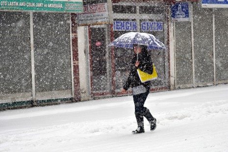 Hakkari'nin Yüksekova ilçesinde vatandaşlar sabah kar yağışı ile uyandı. Yüksekova ilçe merkezinde 15 santimetreye ulaşan kar yağışı yüksek kesimlerde ise 30 santimetreyi geçti.