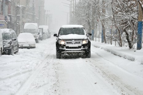 Hakkari'nin Yüksekova ilçesinde vatandaşlar sabah kar yağışı ile uyandı. Yüksekova ilçe merkezinde 15 santimetreye ulaşan kar yağışı yüksek kesimlerde ise 30 santimetreyi geçti.