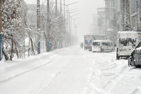 Hakkari'nin Yüksekova ilçesinde vatandaşlar sabah kar yağışı ile uyandı. Yüksekova ilçe merkezinde 15 santimetreye ulaşan kar yağışı yüksek kesimlerde ise 30 santimetreyi geçti.