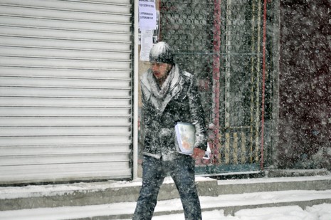 Hakkari'nin Yüksekova ilçesinde vatandaşlar sabah kar yağışı ile uyandı. Yüksekova ilçe merkezinde 15 santimetreye ulaşan kar yağışı yüksek kesimlerde ise 30 santimetreyi geçti.