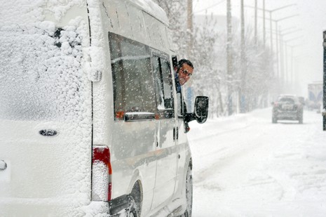 Hakkari'nin Yüksekova ilçesinde vatandaşlar sabah kar yağışı ile uyandı. Yüksekova ilçe merkezinde 15 santimetreye ulaşan kar yağışı yüksek kesimlerde ise 30 santimetreyi geçti.