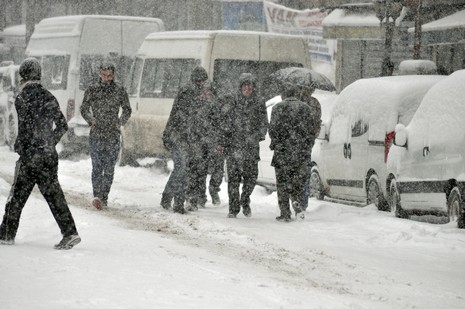 Hakkari'nin Yüksekova ilçesinde vatandaşlar sabah kar yağışı ile uyandı. Yüksekova ilçe merkezinde 15 santimetreye ulaşan kar yağışı yüksek kesimlerde ise 30 santimetreyi geçti.
