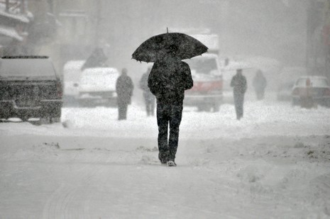 Hakkari'nin Yüksekova ilçesinde vatandaşlar sabah kar yağışı ile uyandı. Yüksekova ilçe merkezinde 15 santimetreye ulaşan kar yağışı yüksek kesimlerde ise 30 santimetreyi geçti.