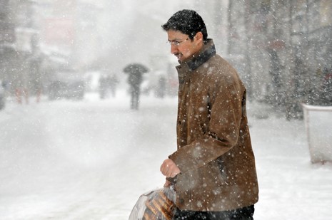 Hakkari'nin Yüksekova ilçesinde vatandaşlar sabah kar yağışı ile uyandı. Yüksekova ilçe merkezinde 15 santimetreye ulaşan kar yağışı yüksek kesimlerde ise 30 santimetreyi geçti.