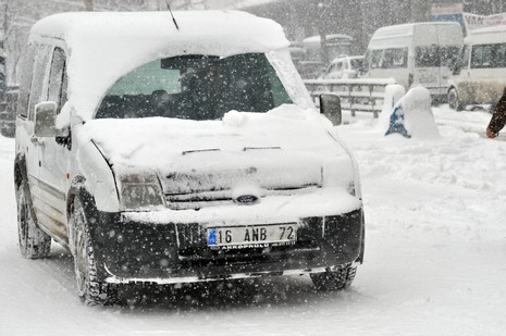 Hakkari'nin Yüksekova ilçesinde vatandaşlar sabah kar yağışı ile uyandı. Yüksekova ilçe merkezinde 15 santimetreye ulaşan kar yağışı yüksek kesimlerde ise 30 santimetreyi geçti.