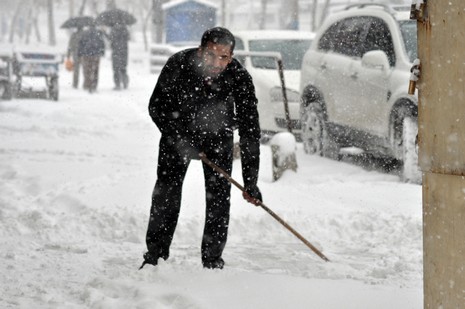 Hakkari'nin Yüksekova ilçesinde vatandaşlar sabah kar yağışı ile uyandı. Yüksekova ilçe merkezinde 15 santimetreye ulaşan kar yağışı yüksek kesimlerde ise 30 santimetreyi geçti.