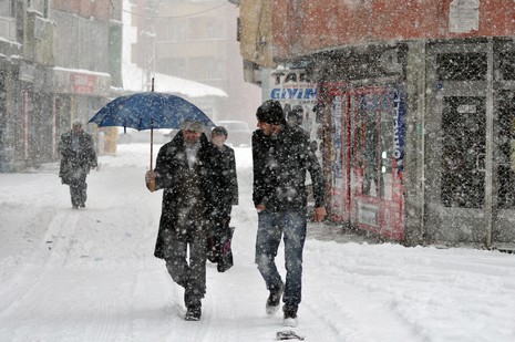 Hakkari'nin Yüksekova ilçesinde vatandaşlar sabah kar yağışı ile uyandı. Yüksekova ilçe merkezinde 15 santimetreye ulaşan kar yağışı yüksek kesimlerde ise 30 santimetreyi geçti.