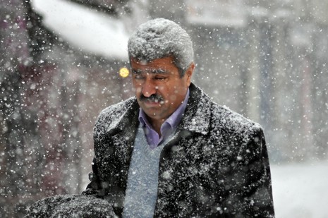 Hakkari'nin Yüksekova ilçesinde vatandaşlar sabah kar yağışı ile uyandı. Yüksekova ilçe merkezinde 15 santimetreye ulaşan kar yağışı yüksek kesimlerde ise 30 santimetreyi geçti.