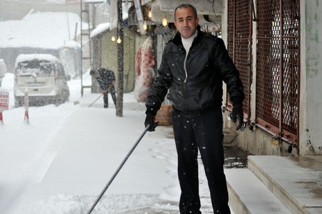 Hakkari'nin Yüksekova ilçesinde vatandaşlar sabah kar yağışı ile uyandı. Yüksekova ilçe merkezinde 15 santimetreye ulaşan kar yağışı yüksek kesimlerde ise 30 santimetreyi geçti.