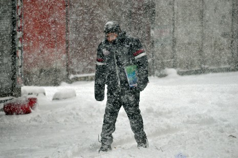 Hakkari'nin Yüksekova ilçesinde vatandaşlar sabah kar yağışı ile uyandı. Yüksekova ilçe merkezinde 15 santimetreye ulaşan kar yağışı yüksek kesimlerde ise 30 santimetreyi geçti.