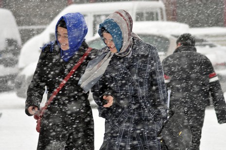 Hakkari'nin Yüksekova ilçesinde vatandaşlar sabah kar yağışı ile uyandı. Yüksekova ilçe merkezinde 15 santimetreye ulaşan kar yağışı yüksek kesimlerde ise 30 santimetreyi geçti.