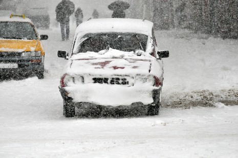 Hakkari'nin Yüksekova ilçesinde vatandaşlar sabah kar yağışı ile uyandı. Yüksekova ilçe merkezinde 15 santimetreye ulaşan kar yağışı yüksek kesimlerde ise 30 santimetreyi geçti.