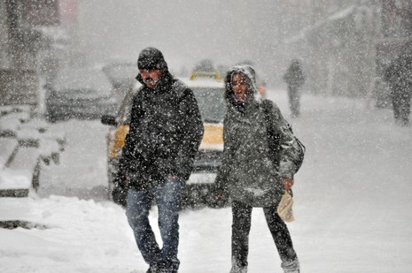 Hakkari'nin Yüksekova ilçesinde vatandaşlar sabah kar yağışı ile uyandı. Yüksekova ilçe merkezinde 15 santimetreye ulaşan kar yağışı yüksek kesimlerde ise 30 santimetreyi geçti.