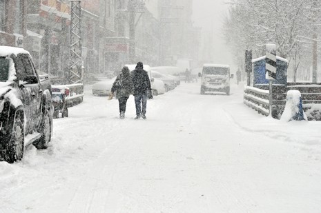 Hakkari'nin Yüksekova ilçesinde vatandaşlar sabah kar yağışı ile uyandı. Yüksekova ilçe merkezinde 15 santimetreye ulaşan kar yağışı yüksek kesimlerde ise 30 santimetreyi geçti.
