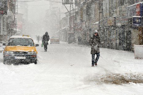 Hakkari'nin Yüksekova ilçesinde vatandaşlar sabah kar yağışı ile uyandı. Yüksekova ilçe merkezinde 15 santimetreye ulaşan kar yağışı yüksek kesimlerde ise 30 santimetreyi geçti.