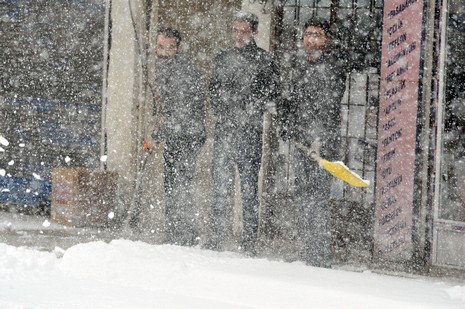 Hakkari'nin Yüksekova ilçesinde vatandaşlar sabah kar yağışı ile uyandı. Yüksekova ilçe merkezinde 15 santimetreye ulaşan kar yağışı yüksek kesimlerde ise 30 santimetreyi geçti.