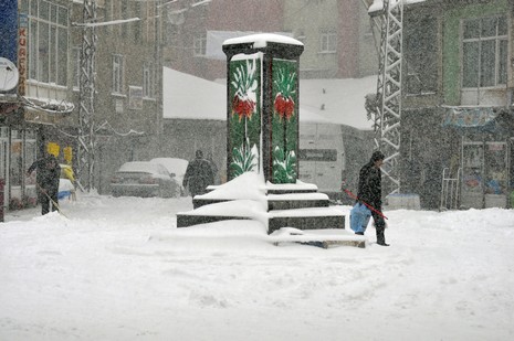 Hakkari'nin Yüksekova ilçesinde vatandaşlar sabah kar yağışı ile uyandı. Yüksekova ilçe merkezinde 15 santimetreye ulaşan kar yağışı yüksek kesimlerde ise 30 santimetreyi geçti.