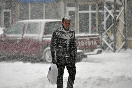 Hakkari'nin Yüksekova ilçesinde vatandaşlar sabah kar yağışı ile uyandı. Yüksekova ilçe merkezinde 15 santimetreye ulaşan kar yağışı yüksek kesimlerde ise 30 santimetreyi geçti.