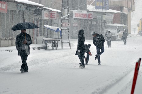 Hakkari'nin Yüksekova ilçesinde vatandaşlar sabah kar yağışı ile uyandı. Yüksekova ilçe merkezinde 15 santimetreye ulaşan kar yağışı yüksek kesimlerde ise 30 santimetreyi geçti.