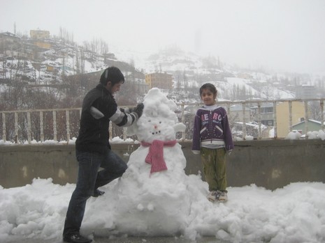Hakkari'nin Yüksekova ilçesinde vatandaşlar sabah kar yağışı ile uyandı. Yüksekova ilçe merkezinde 15 santimetreye ulaşan kar yağışı yüksek kesimlerde ise 30 santimetreyi geçti.