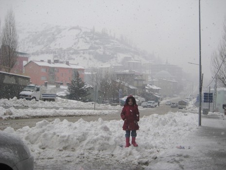 Hakkari'nin Yüksekova ilçesinde vatandaşlar sabah kar yağışı ile uyandı. Yüksekova ilçe merkezinde 15 santimetreye ulaşan kar yağışı yüksek kesimlerde ise 30 santimetreyi geçti.