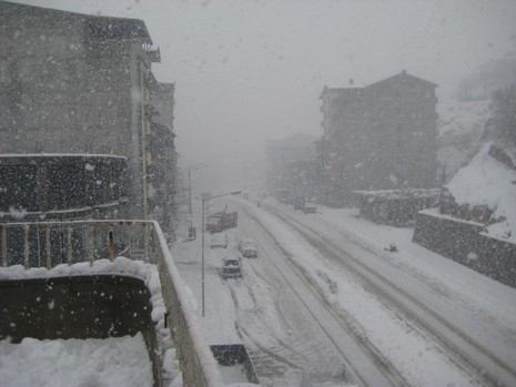 Hakkari'nin Yüksekova ilçesinde vatandaşlar sabah kar yağışı ile uyandı. Yüksekova ilçe merkezinde 15 santimetreye ulaşan kar yağışı yüksek kesimlerde ise 30 santimetreyi geçti.