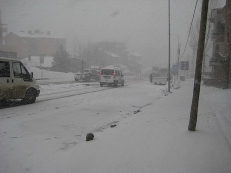Hakkari'nin Yüksekova ilçesinde vatandaşlar sabah kar yağışı ile uyandı. Yüksekova ilçe merkezinde 15 santimetreye ulaşan kar yağışı yüksek kesimlerde ise 30 santimetreyi geçti.