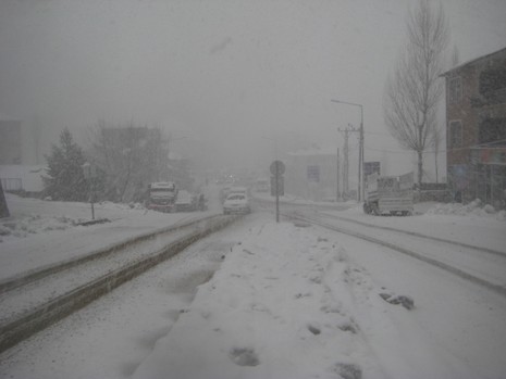 Hakkari'nin Yüksekova ilçesinde vatandaşlar sabah kar yağışı ile uyandı. Yüksekova ilçe merkezinde 15 santimetreye ulaşan kar yağışı yüksek kesimlerde ise 30 santimetreyi geçti.