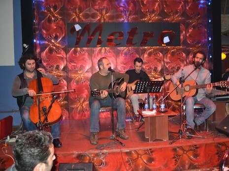 Kürt müzisyen Mehmet Atlı Yüksekovada düzenlenen etkinlikte hayranlarıyla buluştu.