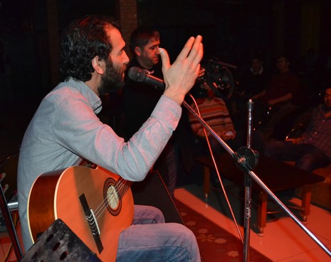 Kürt müzisyen Mehmet Atlı Yüksekovada düzenlenen etkinlikte hayranlarıyla buluştu.