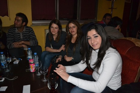 Kürt müzisyen Mehmet Atlı Yüksekovada düzenlenen etkinlikte hayranlarıyla buluştu.