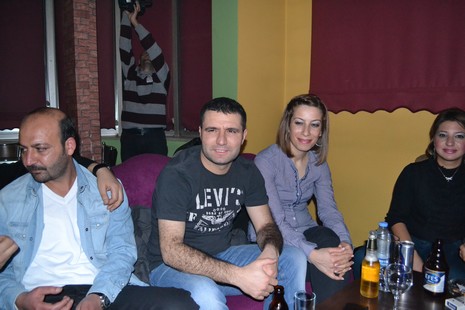 Kürt müzisyen Mehmet Atlı Yüksekovada düzenlenen etkinlikte hayranlarıyla buluştu.