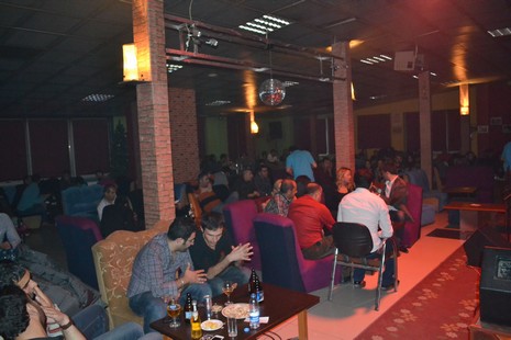 Kürt müzisyen Mehmet Atlı Yüksekovada düzenlenen etkinlikte hayranlarıyla buluştu.