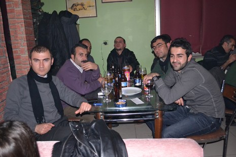 Kürt müzisyen Mehmet Atlı Yüksekovada düzenlenen etkinlikte hayranlarıyla buluştu.