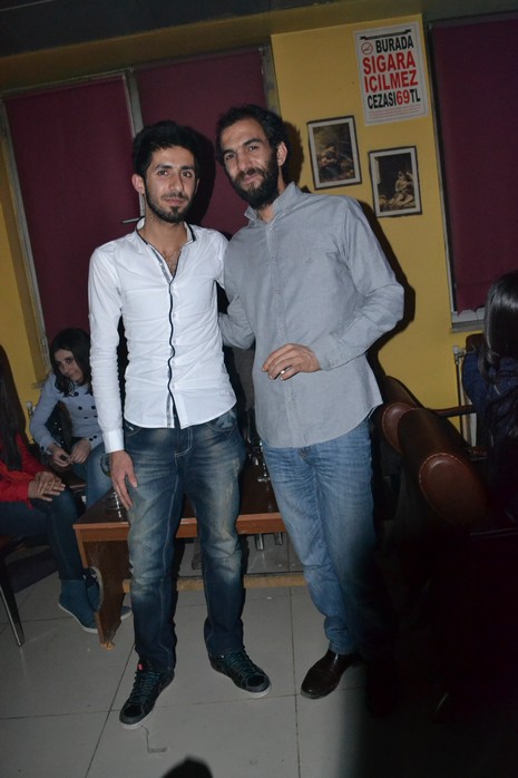 Kürt müzisyen Mehmet Atlı Yüksekovada düzenlenen etkinlikte hayranlarıyla buluştu.