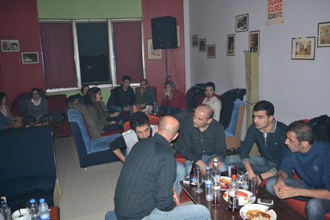 Kürt müzisyen Mehmet Atlı Yüksekovada düzenlenen etkinlikte hayranlarıyla buluştu.