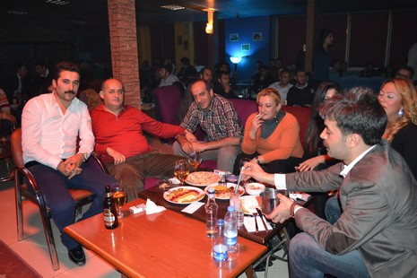 Kürt müzisyen Mehmet Atlı Yüksekovada düzenlenen etkinlikte hayranlarıyla buluştu.