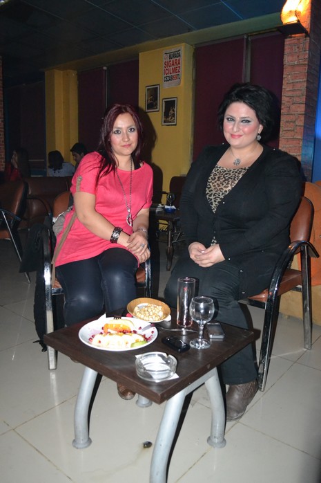 Kürt müzisyen Mehmet Atlı Yüksekovada düzenlenen etkinlikte hayranlarıyla buluştu.