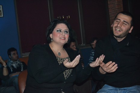 Kürt müzisyen Mehmet Atlı Yüksekovada düzenlenen etkinlikte hayranlarıyla buluştu.