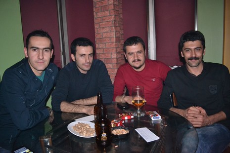 Kürt müzisyen Mehmet Atlı Yüksekovada düzenlenen etkinlikte hayranlarıyla buluştu.