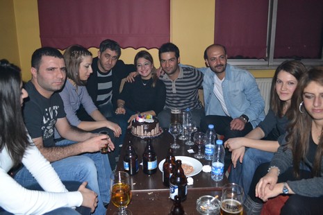 Kürt müzisyen Mehmet Atlı Yüksekovada düzenlenen etkinlikte hayranlarıyla buluştu.