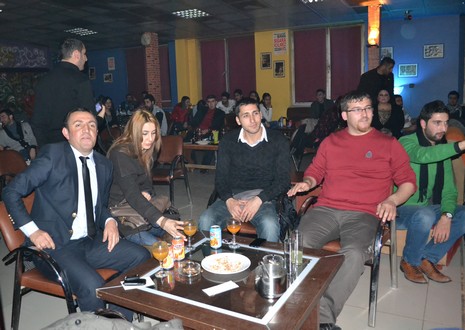 Kürt müzisyen Mehmet Atlı Yüksekovada düzenlenen etkinlikte hayranlarıyla buluştu.