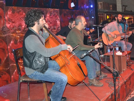 Kürt müzisyen Mehmet Atlı Yüksekovada düzenlenen etkinlikte hayranlarıyla buluştu.