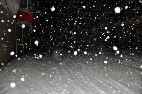 Hakkari ve Yüksekovada akşam saatlerinde başlayan yoğun kar yağışı etkisini artırırken, yüksek kesimlerde birçok köy yolu ulaşıma kapandığı öğrenildi.

